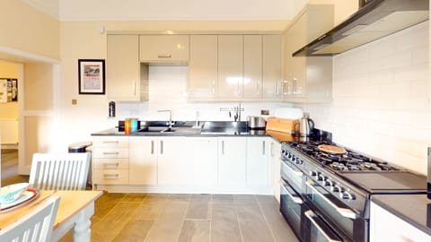 A fully equipped modern kitchen with dining area, ideal for preparing meals and relaxing