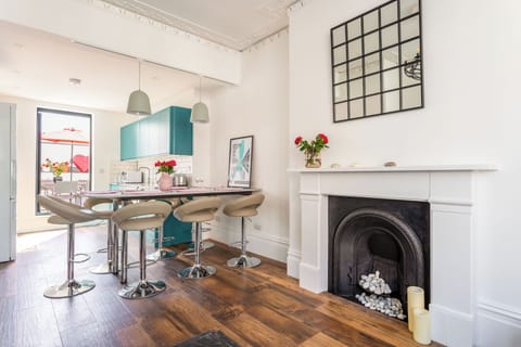 kitchen and lounge dinner 