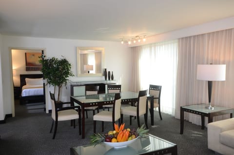 Suite, 1 King Bed, Garden View (High Floor) | Down comforters, minibar, in-room safe, desk