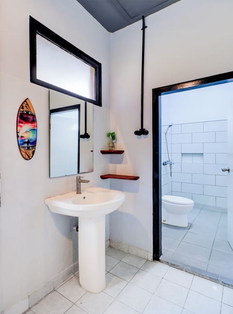 Family Suite | Bathroom | Shower, rainfall showerhead, towels