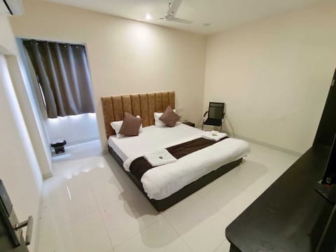 Luxury Double Room | Laptop workspace, WiFi (free)