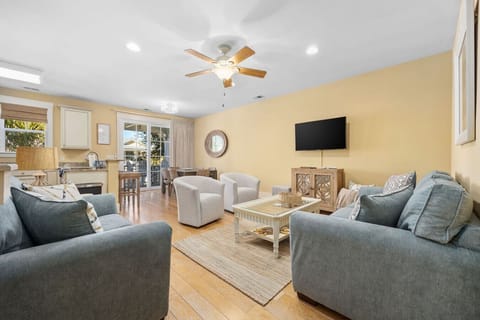 Relax in style in this bright and inviting living space! Featuring cozy seating, a Smart TV, and an open floor plan, it’s perfect for unwinding with family and friends after a day of beachside fun.