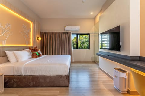 Superior King Room | Down comforters, individually furnished, desk, laptop workspace