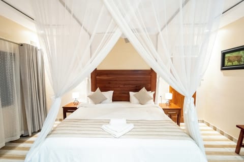 Comfort Double or Twin Room | Desk, laptop workspace, soundproofing, iron/ironing board