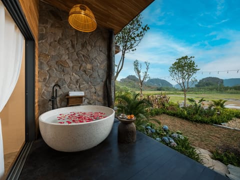 Luxury Double Room, Garden View | Bathroom | Shower, hair dryer, slippers, bidet