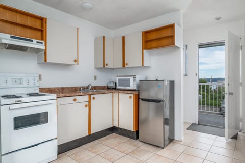 Deluxe Suite, 1 Bedroom, Non Smoking | Private kitchen | Coffee/tea maker