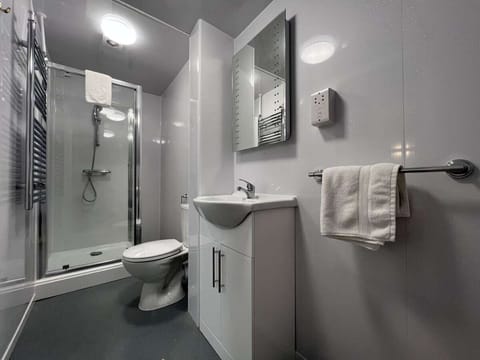 Family Studio | Bathroom | Soap, shampoo, toilet paper