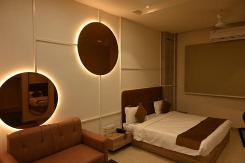 Deluxe Double Room | Premium bedding, minibar, desk, laptop workspace