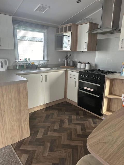 Cabin | Private kitchen | Fridge, microwave, oven, stovetop