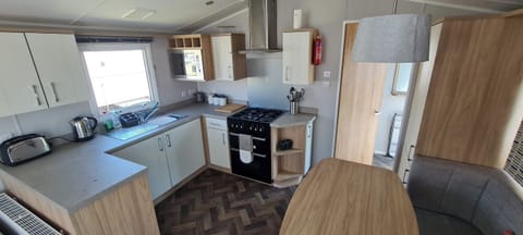 Cabin | Private kitchen | Fridge, microwave, oven, stovetop