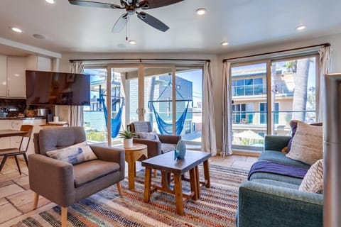 Apartment, Multiple Beds, Hot Tub, Ocean View | Living area