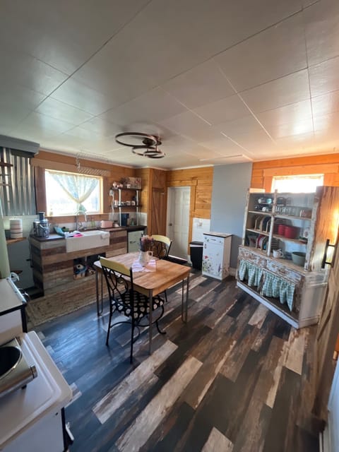 Charming well equipped kitchen with dining table & plate settings for 6.