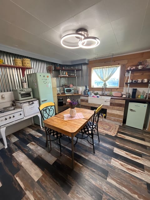 Charming well equipped kitchen with dining table & plate settings for 6.