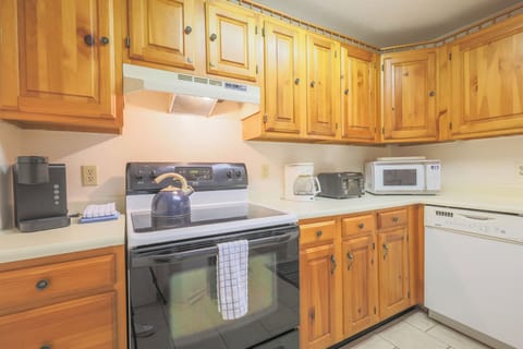 Condo entry into kitchen