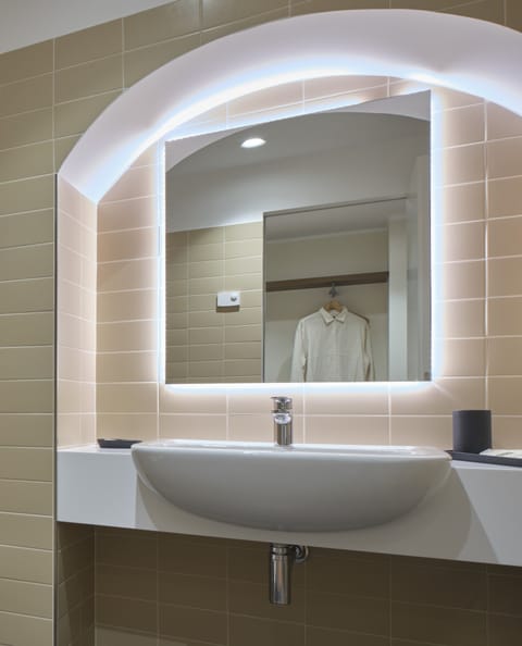 Deluxe Double Room | Bathroom | Free toiletries, hair dryer, bidet, towels