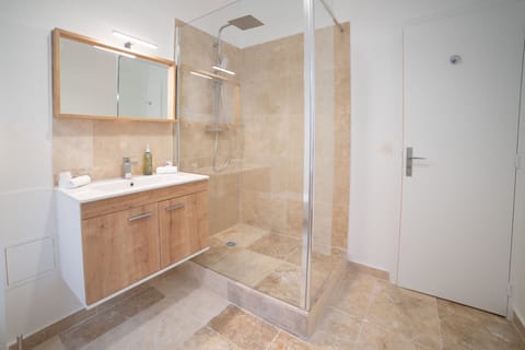 Luxury Room | Bathroom | Free toiletries, hair dryer, towels, soap