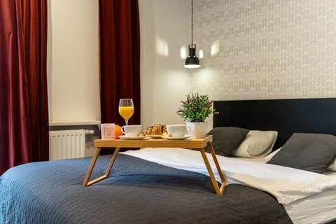 Private Bedroom with Queen Bed | Book Now with RENTUJEMY