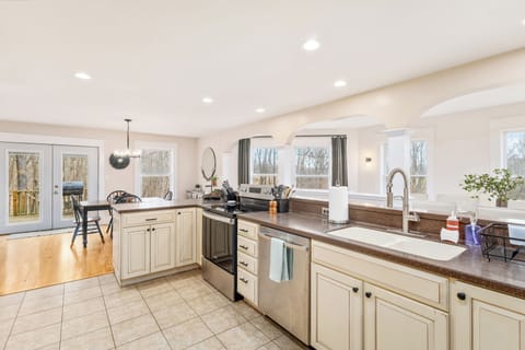 A spacious open kitchen welcomes you with panoramic views.