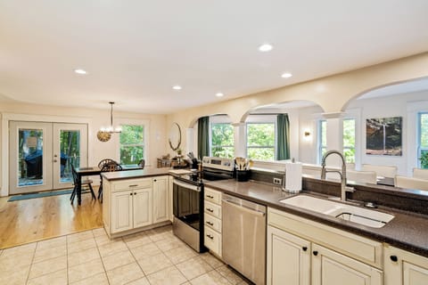 A spacious open kitchen welcomes you with panoramic views.