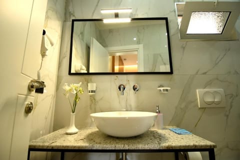 Deluxe Room, Beach View | Bathroom | Hair dryer