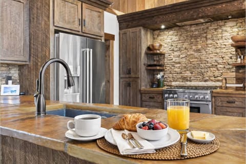 Slow cabin mornings done right ☕🍊Fresh coffee, OJ, and a cozy rustic kitchen to start your Blue Ridge day.