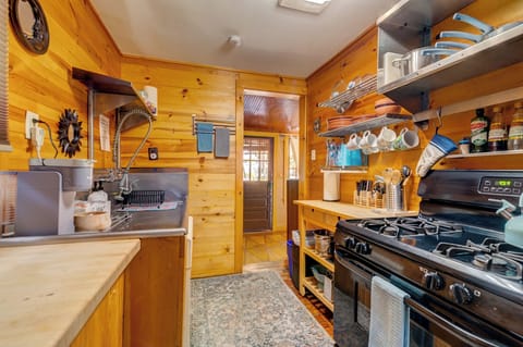 Standard Bungalow, 1 Bedroom, Non Smoking (Costa Rican Bungalow) | Private kitchen | Cookware/dishes/utensils