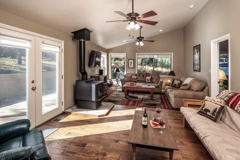 House, Multiple Beds, Hot Tub (Unit 188) | Living area