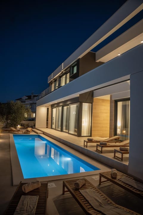 Seasonal outdoor pool, sun loungers