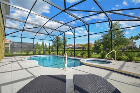 Lovely pool with spa for lazy days at home