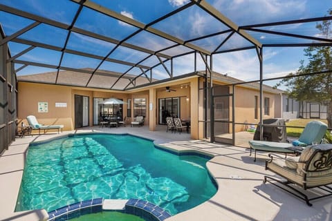 Relaxing pool with spa