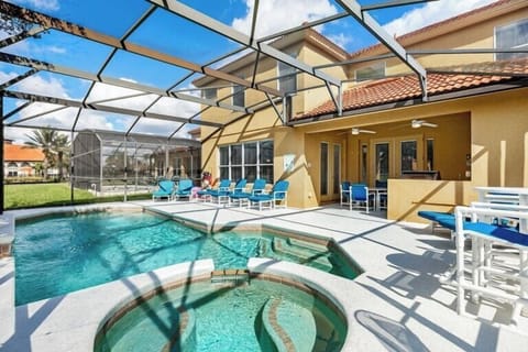 Relaxing private pool with spa