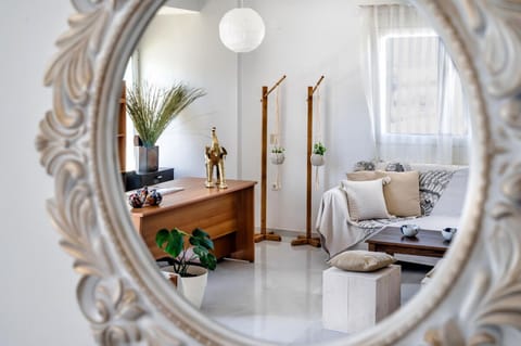 House | 3 bedrooms, desk