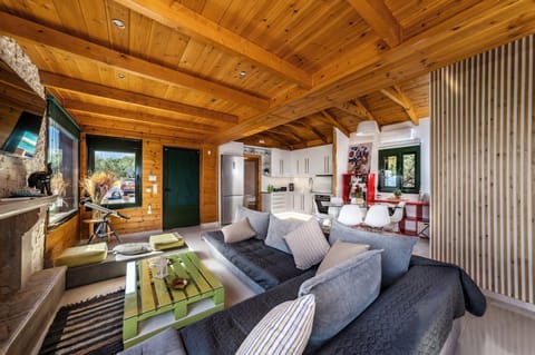 House | 2 bedrooms, desk