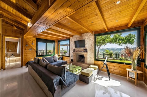 House | 2 bedrooms, desk