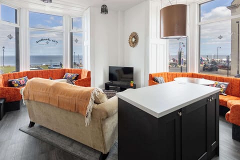 Robin Hood's Bay at the Sandbeck, Whitby - Host & Stay