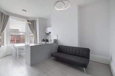 Aberdeen Walk Apartment, Scarborough - Host & Stay
