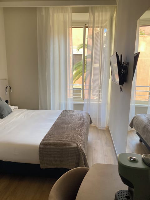 Classic Double Room | Minibar, desk, soundproofing, iron/ironing board
