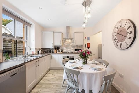 March Cottage, Matlock - Host & Stay