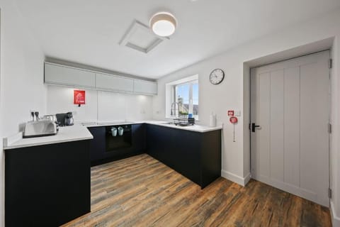 The Staffordshire Knot, Sheen - Host & Stay