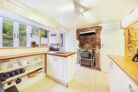 Batemill Cottage, Birch Vale - Host & Stay