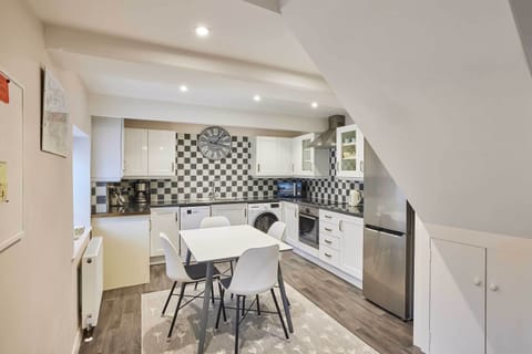Anvil Cottage, Kirkbymoorside - Host & Stay