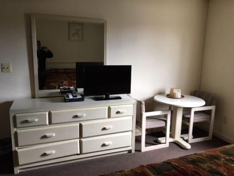 Standard Room, 1 Queen Bed, Smoking | Desk, free WiFi, bed sheets