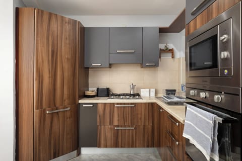 Full-size fridge, microwave, oven, stovetop