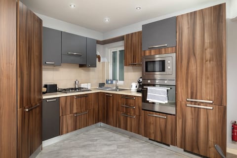 Full-size fridge, microwave, oven, stovetop