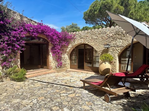 Stone house in Masos de Pals. Costa Brava. 10 people.  3.5 kms to the beach.