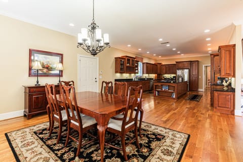 Dining area for 6 near kitchen