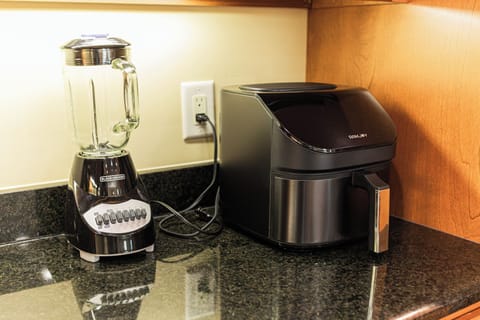 Kitchen blender and air fryer