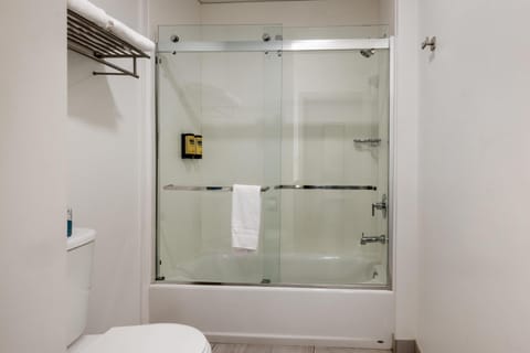 Deep soaking tub, free toiletries, hair dryer, towels