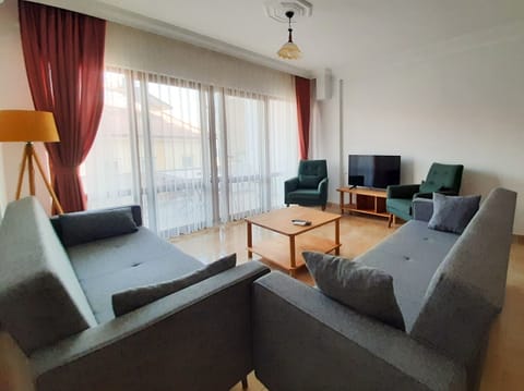 Grand Duplex, Kitchen, Garden View | Living area