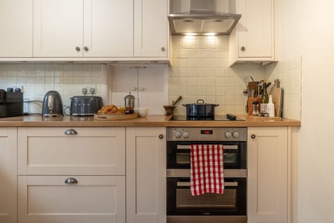 Mulberries Kitchen - StayCotswold